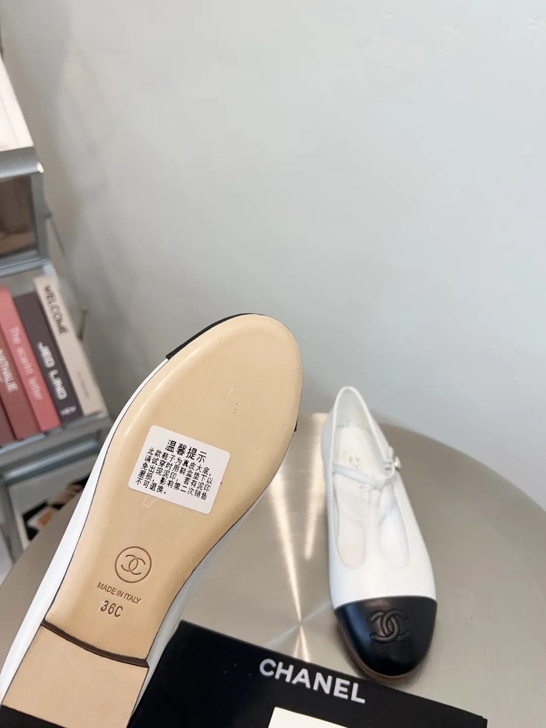 👟👟Ex-factory price 520👟👟 CHANEL Chanel classic three-color T-strap flat ballet shoes, Mary Jane shoes, Grandma Xiang’s consistent elegant ladylike temperament, full of high-end sense! It’s very nice on the feet~Whether it’s worn barefoot or paired with skirts or trousers, it’s very versatile! Incomparably beautiful! It’s so special. I’m very impressed with the details. (The version bought at the counter is developed and made according to the authentic 1:1 version. The details are perfect and more refined and durable. The upper foot is very pedicure-type. The key point is that it is very good and easy to control. ▪Fabric: Original custom-made mixed sheep. ▪Inner lining: imported sheepskin. ▪Outsole: Italian leather outsole. ▪Size: 35-39 (40, 41, 42 are custom-made and cannot be returned)